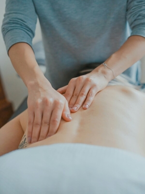 Lysiane-Marie BADILLER - Naturopathe Chinon bénéfices massage bien-être santé holistique